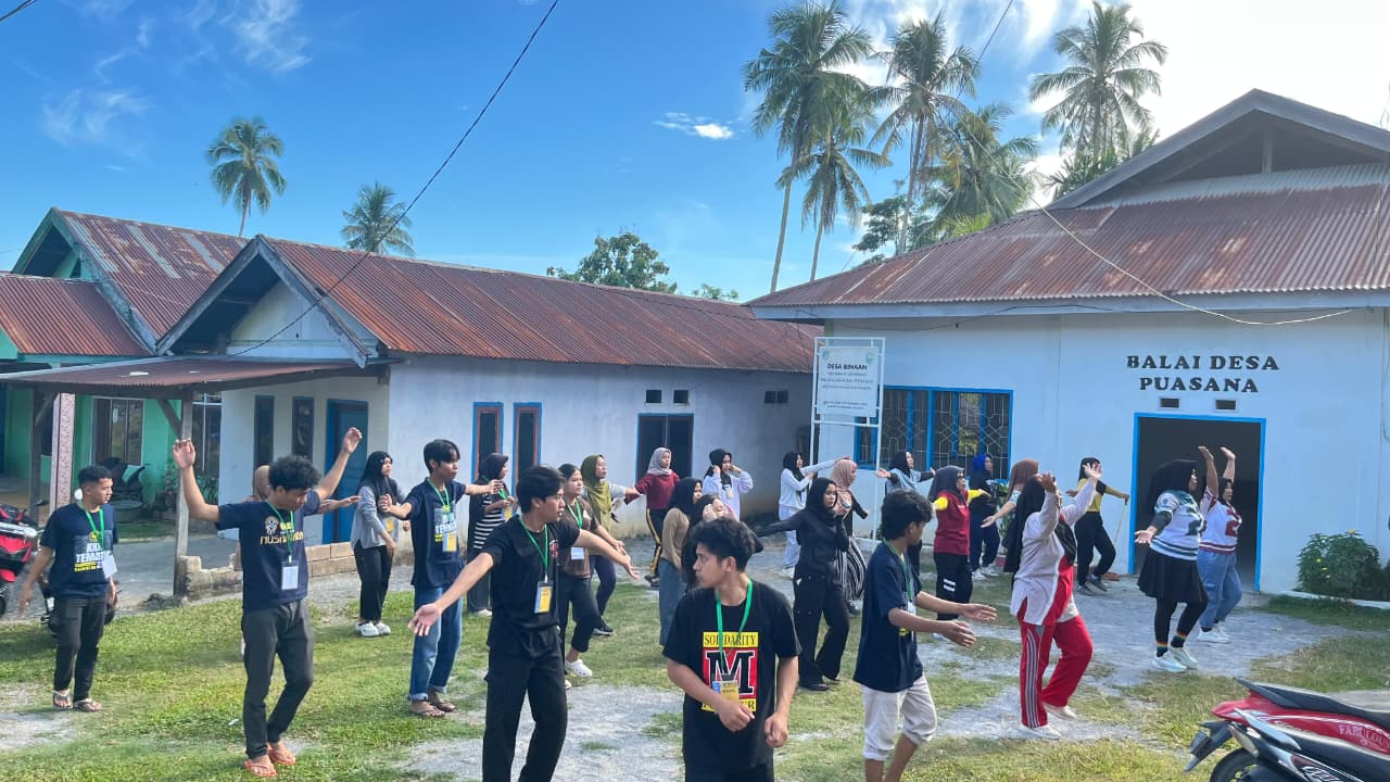 Senam warga Desa Puasana 01