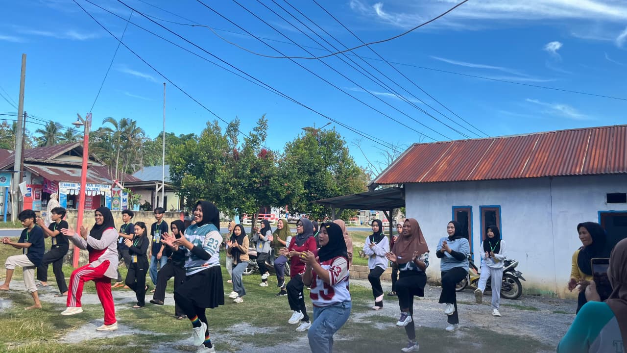 Senam warga Desa Puasana 02